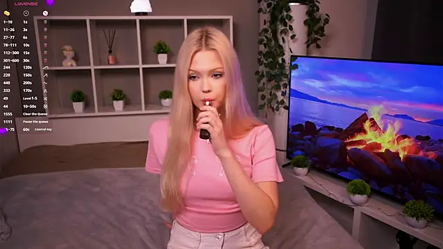 KaryTasch online show from November 2, 10:35 pm