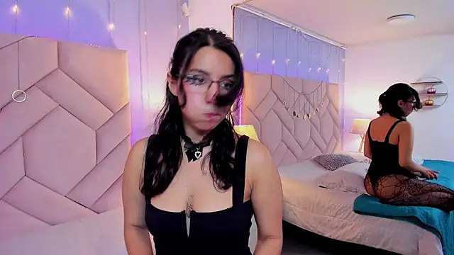 HollyPeach online show from November 5, 8:25 pm