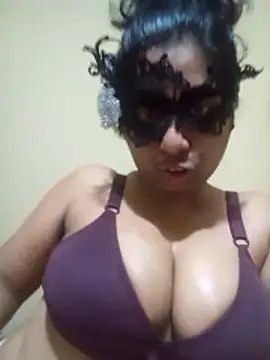 Expose Queen online show from January 11, 5:29 pm