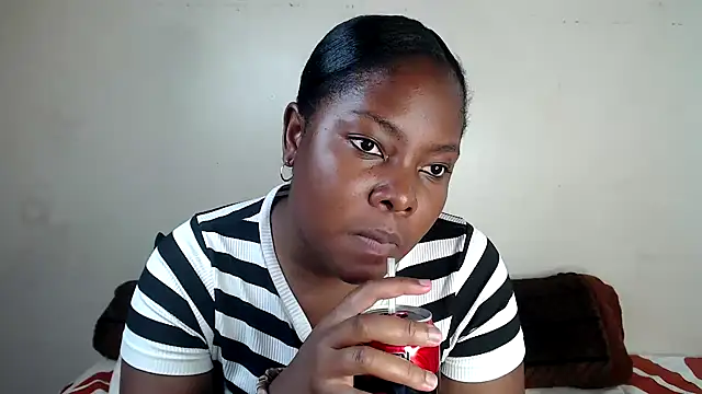 Yolaqueen04 online show from November 15, 1:23 pm