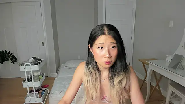 Jiwooe online show from August 2, 10:35 pm