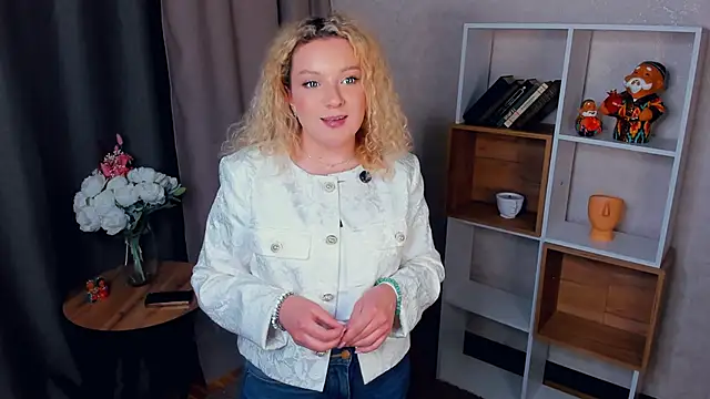 NoellaGreek online show from October 15, 1:03 pm