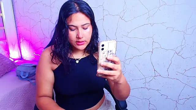 luna jonezz online show from November 4, 11:15 am