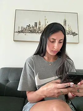 itsmiasofia online show from February 25, 7:45 pm