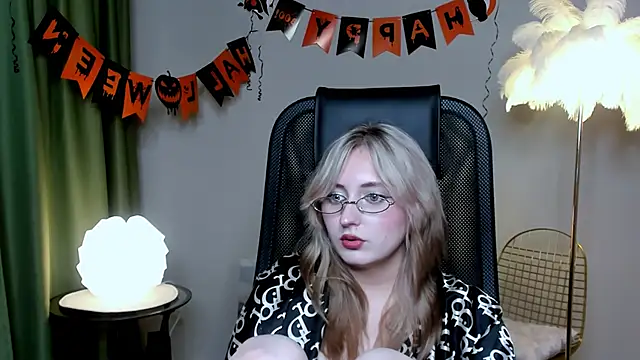 Snapshot of ScarlettScril chatting on October 23, 1:28 pm ScarlettScril online show from October 23, 1:28 pm