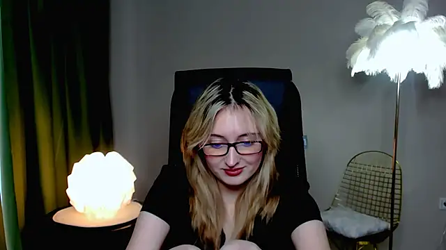 Snapshot of ScarlettScril chatting on October 19, 9:22 am ScarlettScril online show from October 19, 9:22 am