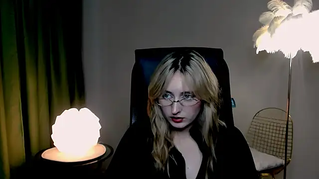 Snapshot of ScarlettScril chatting on October 17, 1:25 pm ScarlettScril online show from October 17, 1:25 pm