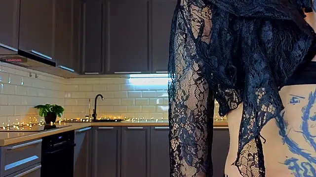 TinyMollys online show from May 1, 2:20 pm