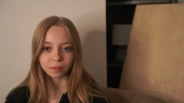 WillaHowkins online show from October 17, 4:10 pm