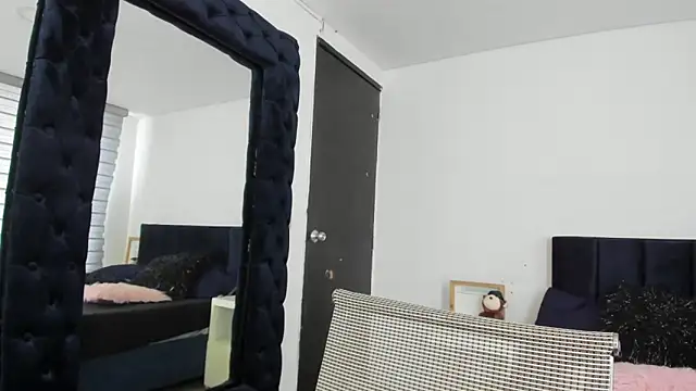 melanie roux   online show from April 20, 7:06 pm