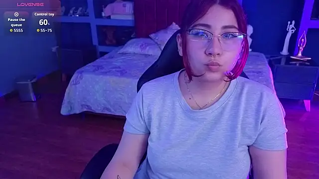 littlee red online show from January 16, 9:00 pm