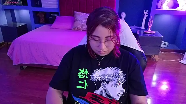 littlee red online show from February 8, 9:50 pm