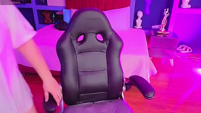 littlee red online show from February 21, 8:42 pm