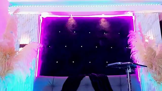 Queens Wonders Blonders online show from November 3, 8:18 am