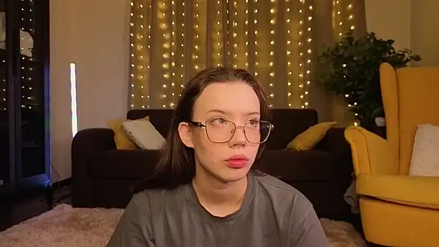 FabiolaCowing online show from November 14, 9:15 pm