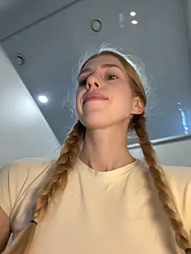 kira mia online show from December 1, 6:43 pm