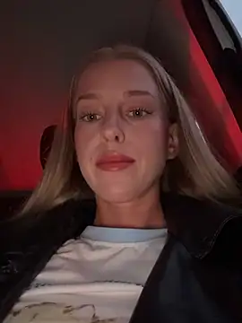 kira mia online show from March 1, 3:12 pm