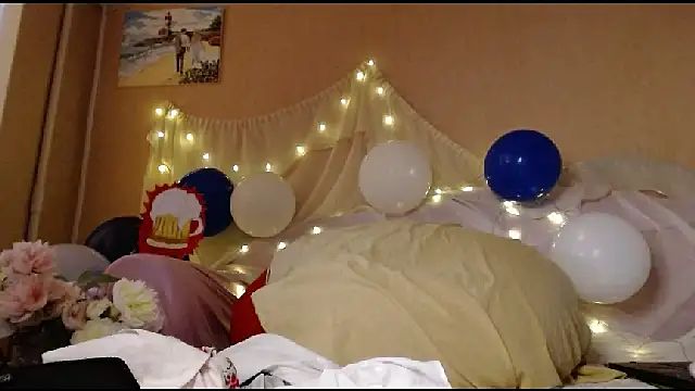 Snapshot of GloriaUpperLove chatting on October 5, 7:13 am GloriaUpperLove online show from October 5, 7:13 am