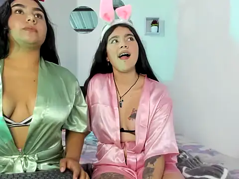 Twodirtyteens18 online show from October 20, 11:41 pm