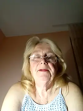 Snapshot of AmyLove353 chatting on October 28, 4:07 am AmyLove353 online show from October 28, 4:07 am