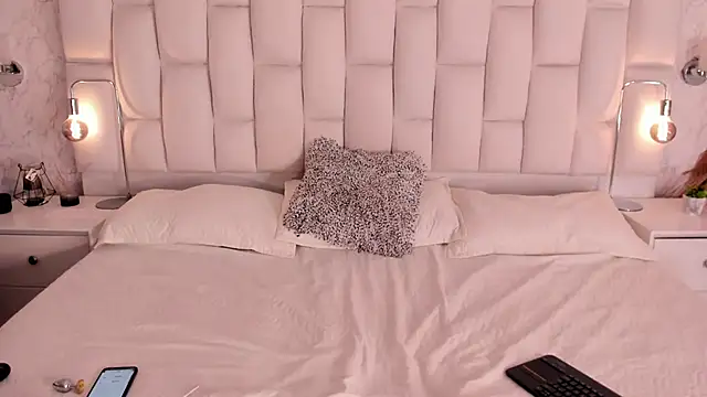 BellaConnor  online show from October 25, 1:30 pm