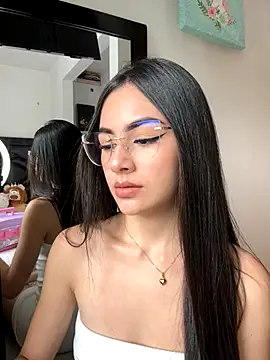 IslaCole online show from November 10, 7:20 pm