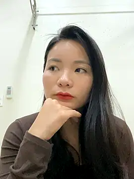 Bee Yellow00 online show from December 16, 5:02 am