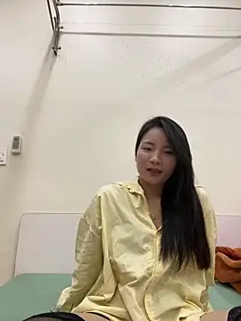 Bee Yellow00 online show from December 3, 4:37 am