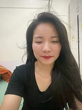 Bee Yellow00 online show from April 16, 5:30 am