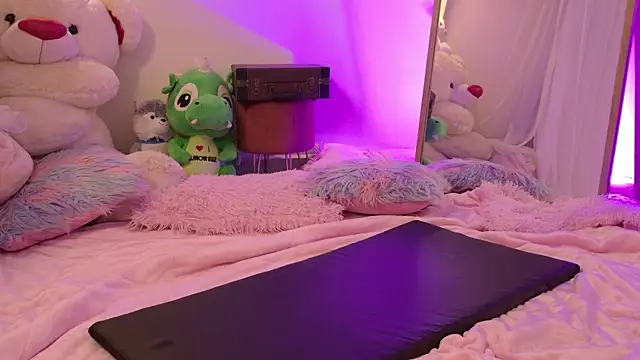 ISA NIXON online show from April 2, 3:31 pm