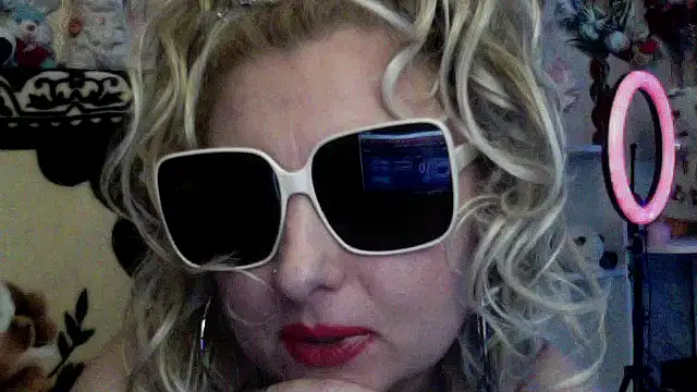 xHot Amazonq online show from January 8, 10:25 pm