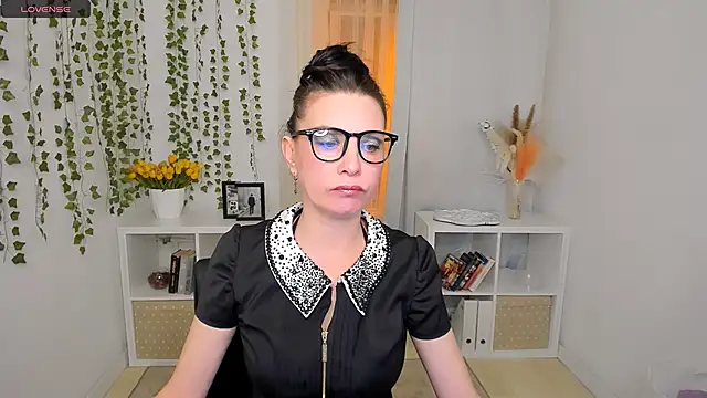 Evanessa Johns online show from April 28, 10:30 am