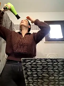 Piediniecollant online show from January 9, 8:30 am