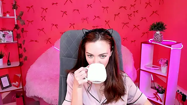 EdnaThomus online show from November 15, 9:21 am