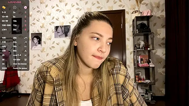 OrethaEredia online show from November 28, 7:17 pm