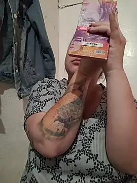 CurvyNoir online show from April 27, 7:55 pm