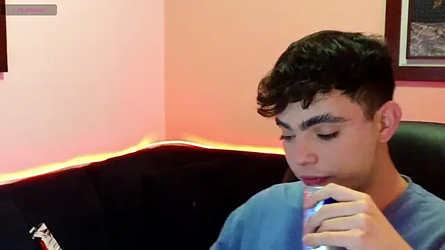 petitegigant33 online show from October 31, 2:57 am