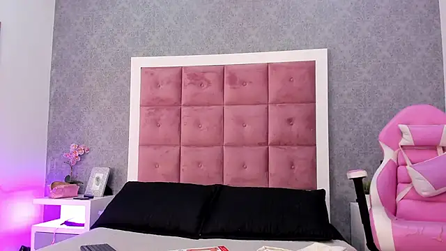 ailenaranda online show from November 24, 12:40 pm