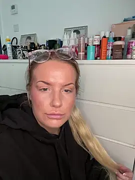 LeahLovexx online show from November 4, 11:15 am