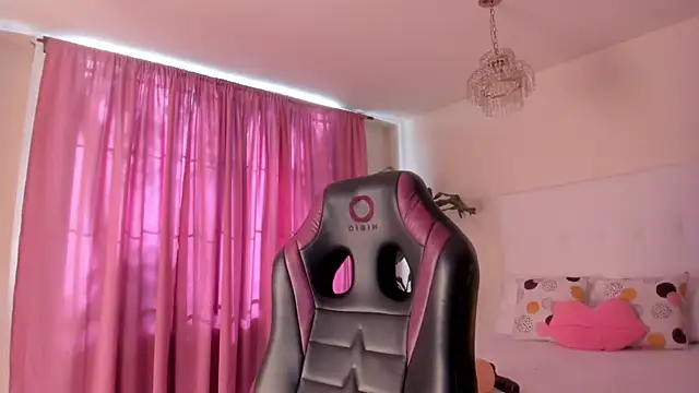 Emi Rosee online show from December 14, 1:39 pm