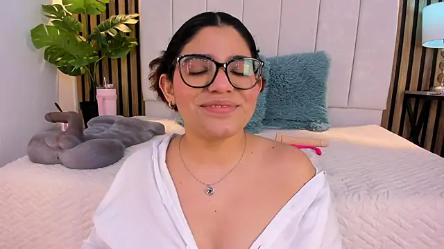 Carlotta de velour online show from April 11, 7:45 am