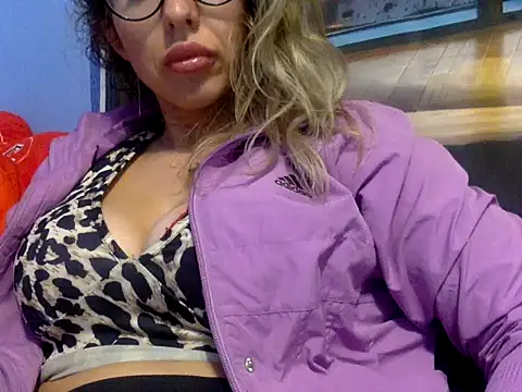 liongirl69 online show from April 19, 6:32 pm