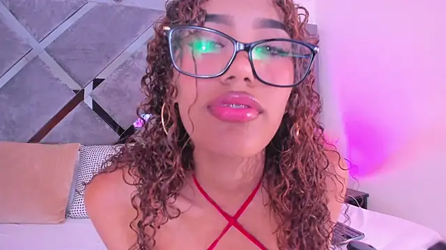 luciagray1 online show from April 12, 12:35 am