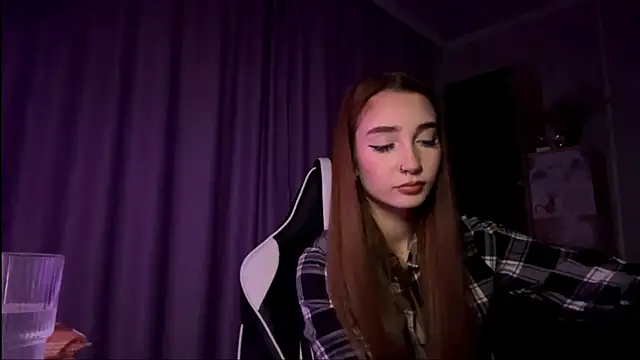 HollyPaw online show from November 19, 7:36 pm