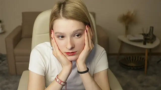 EvitaMull online show from November 10, 2:56 pm