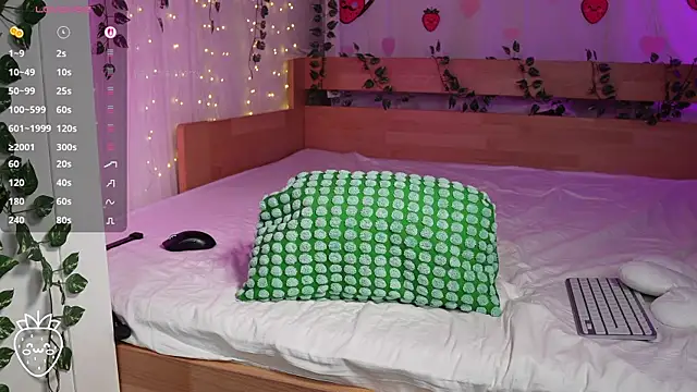 rawstrawberry online show from April 18, 1:41 am