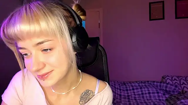 EmilySkyline online show from November 19, 5:07 am