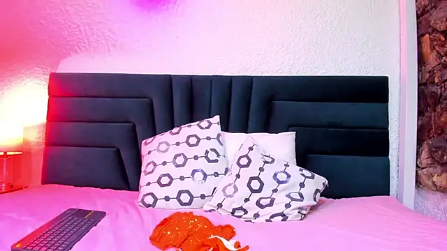 VictoriaRouge  online show from March 13, 4:36 am