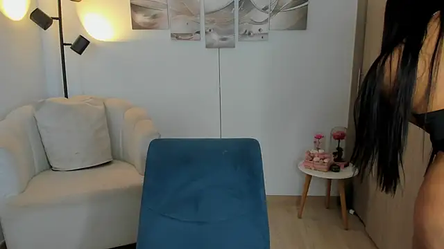 haileyflorez  online show from April 15, 5:24 pm