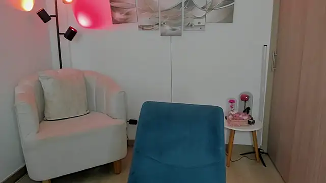 haileyflorez  online show from February 20, 2:18 pm